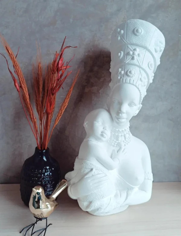Busto Africana de Gesso com Bebê - Celebração da Maternidade e Cultura!