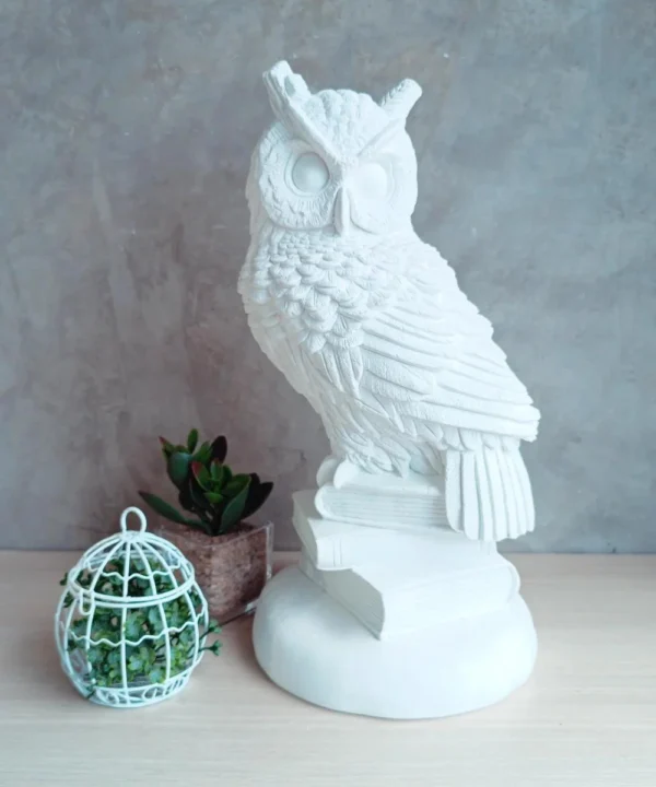 Coruja  Grande de Gesso com Livros - Sabedoria e Encanto em Uma Escultura Única!