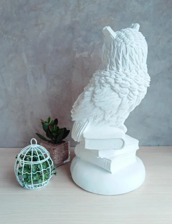 Coruja  Grande de Gesso com Livros - Sabedoria e Encanto em Uma Escultura Única! - Imagem 2