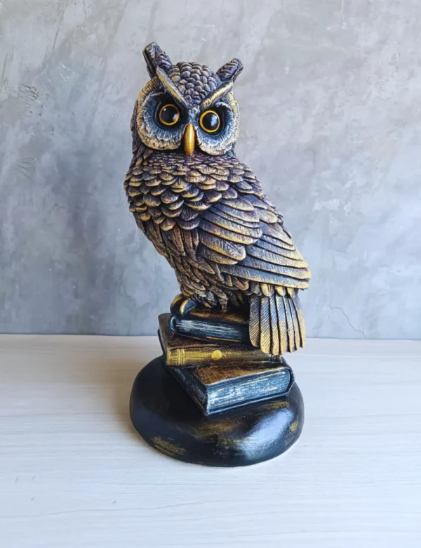 Coruja com Livros de Gesso Pintada – Sabedoria, Encanto e Arte em Cada Detalhe! - Imagem 4