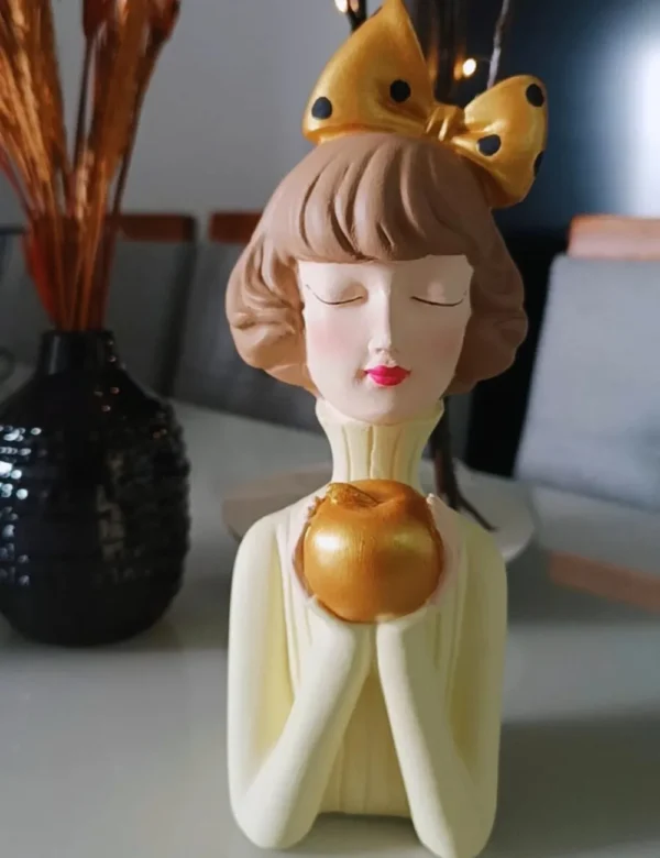 Estatueta "Lilly com Maçã de Gesso" – Encanto e Delicadeza na Sua Decoração - Imagem 3