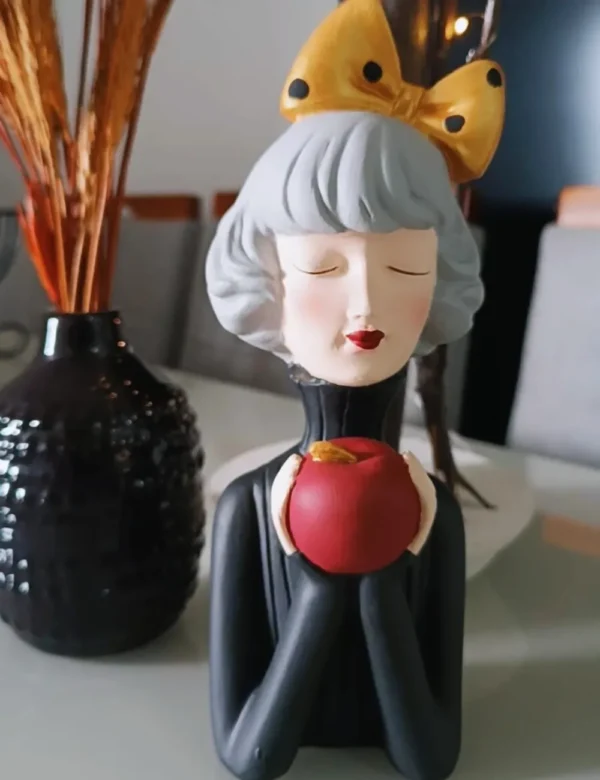 Estatueta "Lilly com Maçã de Gesso" – Encanto e Delicadeza na Sua Decoração - Imagem 2