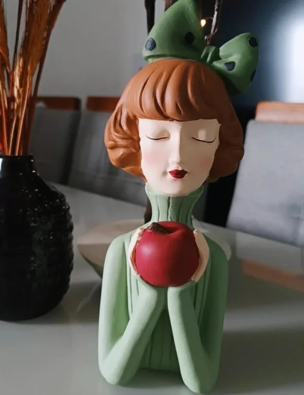 Estatueta "Lilly com Maçã de Gesso" – Encanto e Delicadeza na Sua Decoração - Imagem 4