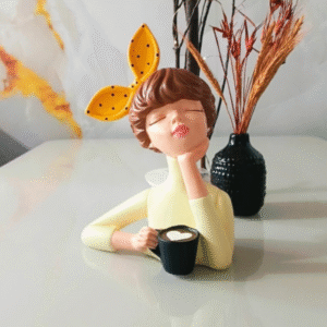 Busto Lilly com Xícara – Escultura em Gesso Pintada à Mão